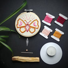 Charger l'image dans la galerie, Coffret Rituel papillon-vulve, reprise de pouvoir et de liberté